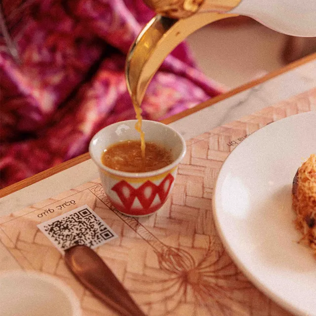 صب القهوة العربية في فنجان